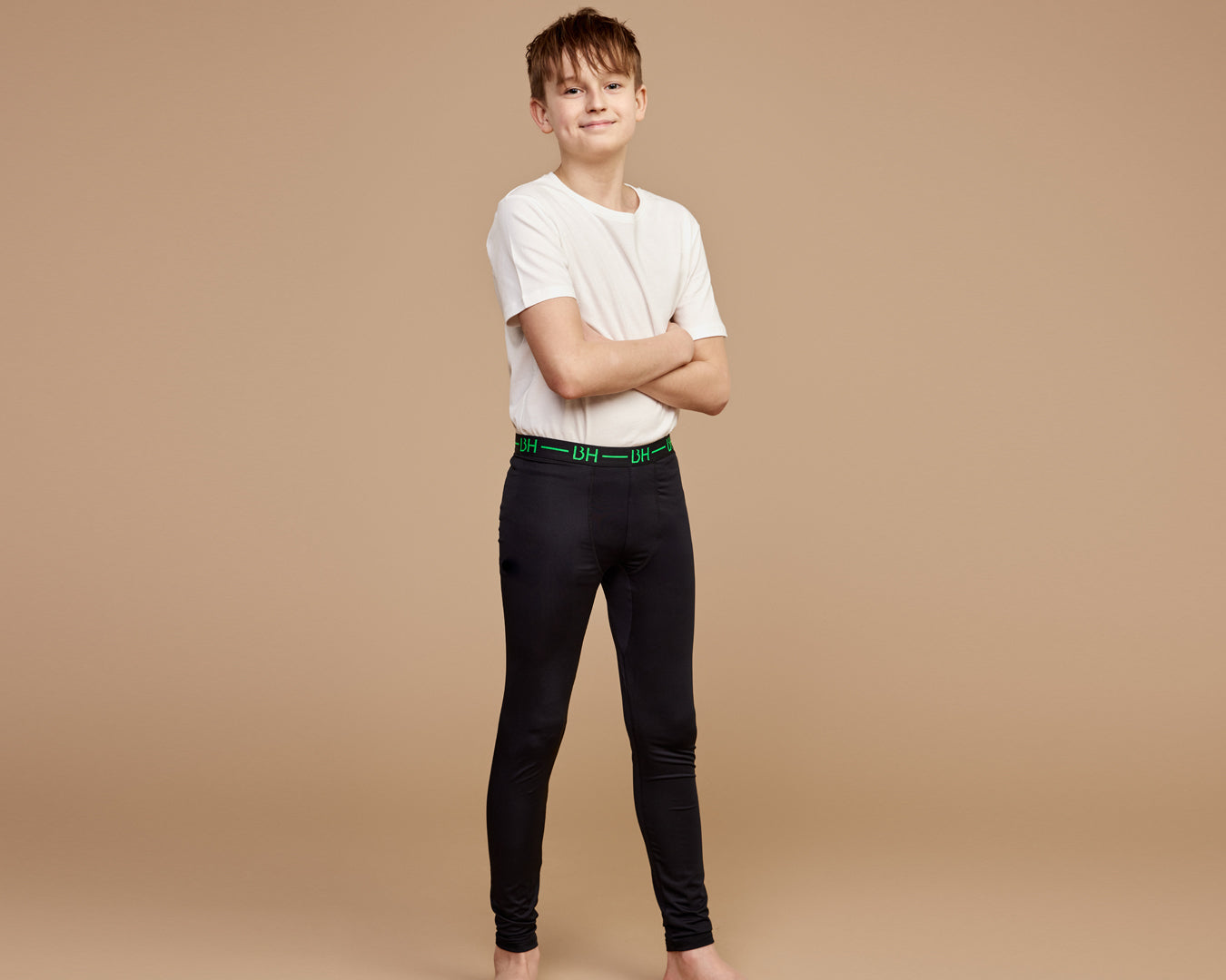 Poika Black Horse alusvaatteissa